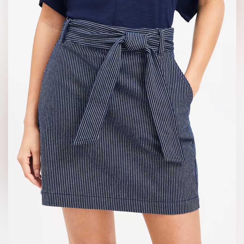 🌿LOFT Navy Pinstripe Skirt with removable belt- POCKETS!